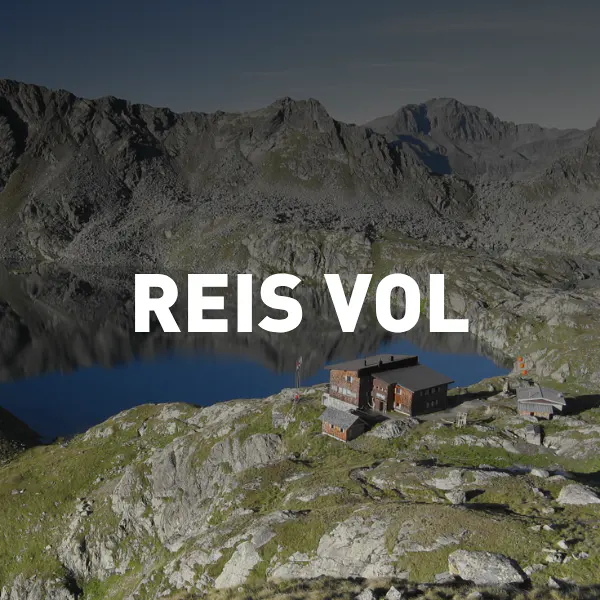 Berghut aan een meer met de tekst ‘REIS VOL’ boven het tafereel.